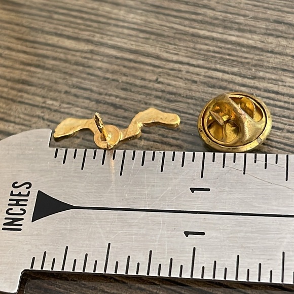 Vintage Gold-plated Foot Prints in the Sand Pin - Tie Tac - Lapel Pin - Picture 7 of 10